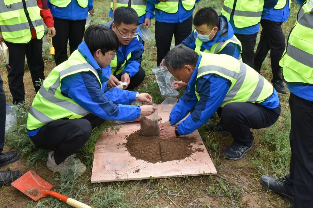 专家组现场指导样品采集方法